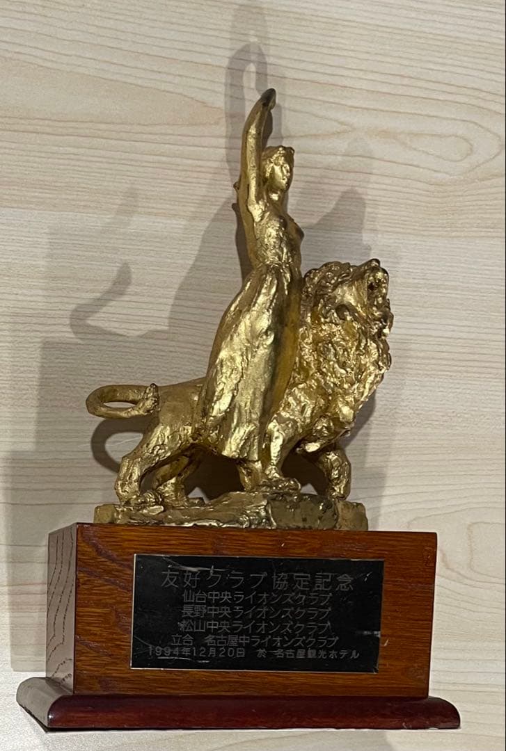 金メッキ 女性とライオン 彫刻 金メッキ 女性とライオン 彫刻