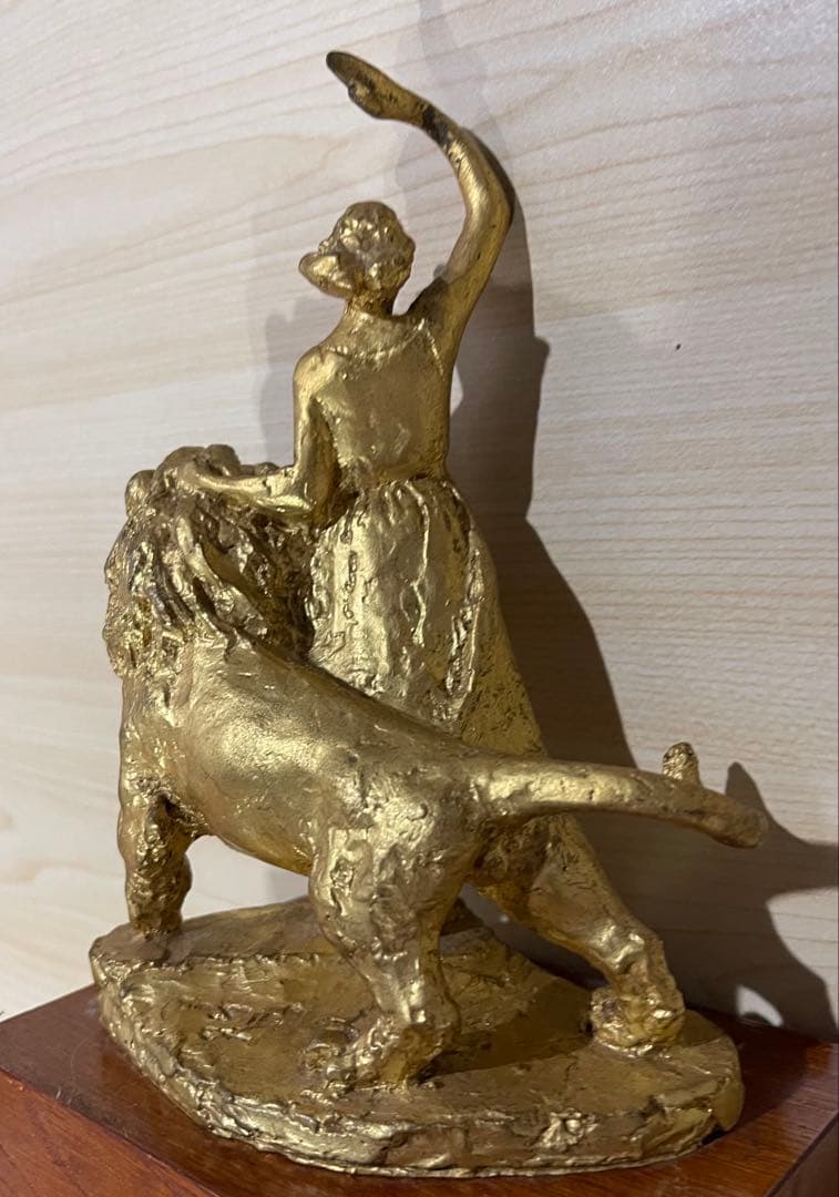 金メッキ 女性とライオン 彫刻 金メッキ 女性とライオン 彫刻