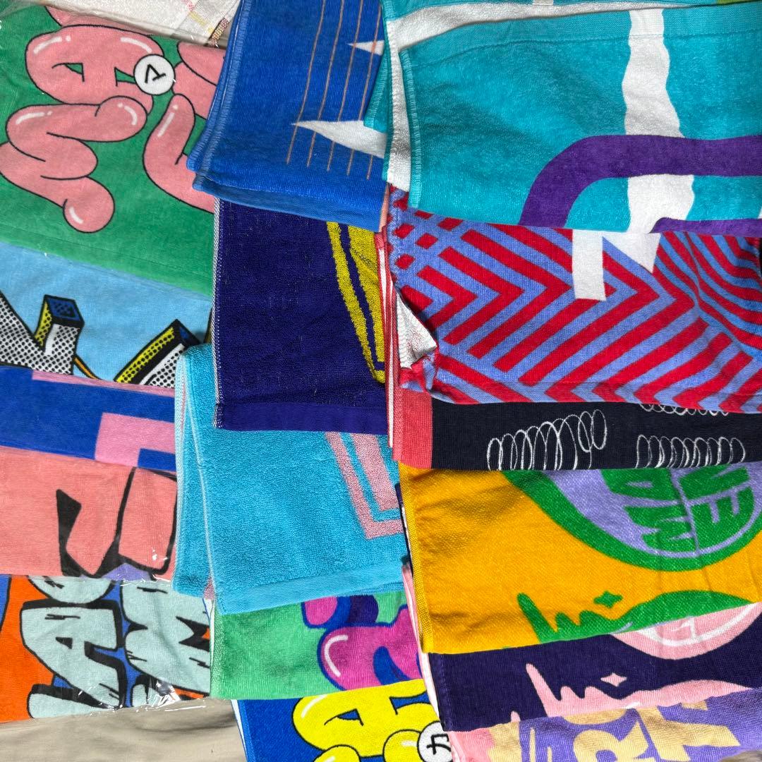 マカロニえんぴつ　タオルセット 奥から手前に勢いよく飛び出てくる感じの、それでいてポップなNEW