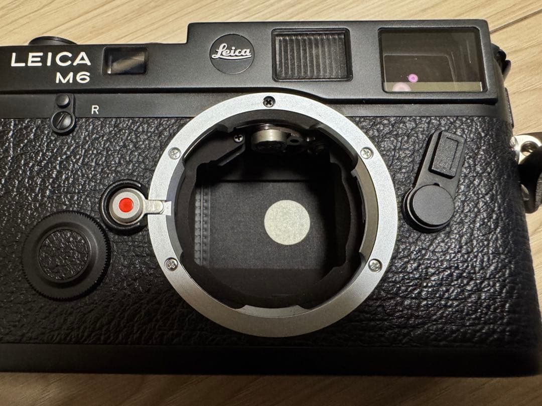 美品】Leica M6 黒バッジ換装済 (赤バッジ付) - メルカリ