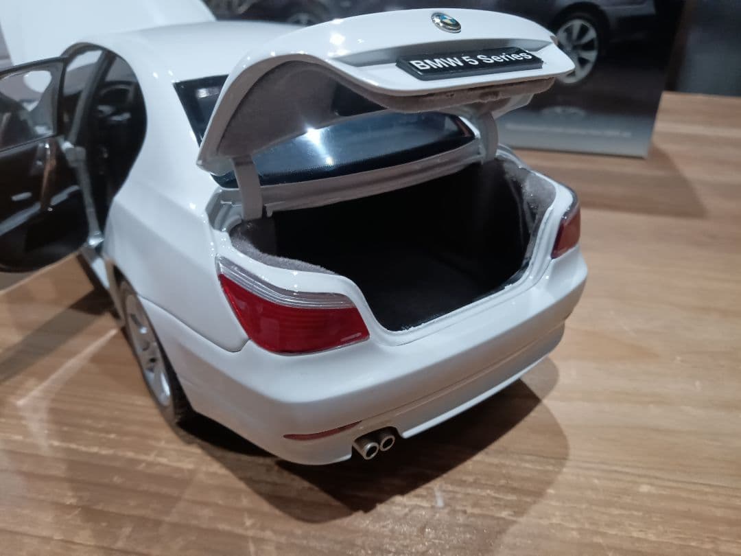 1/18 京商　BMW 5シリーズ　セダン E60 545i ミニカー　ホワイト