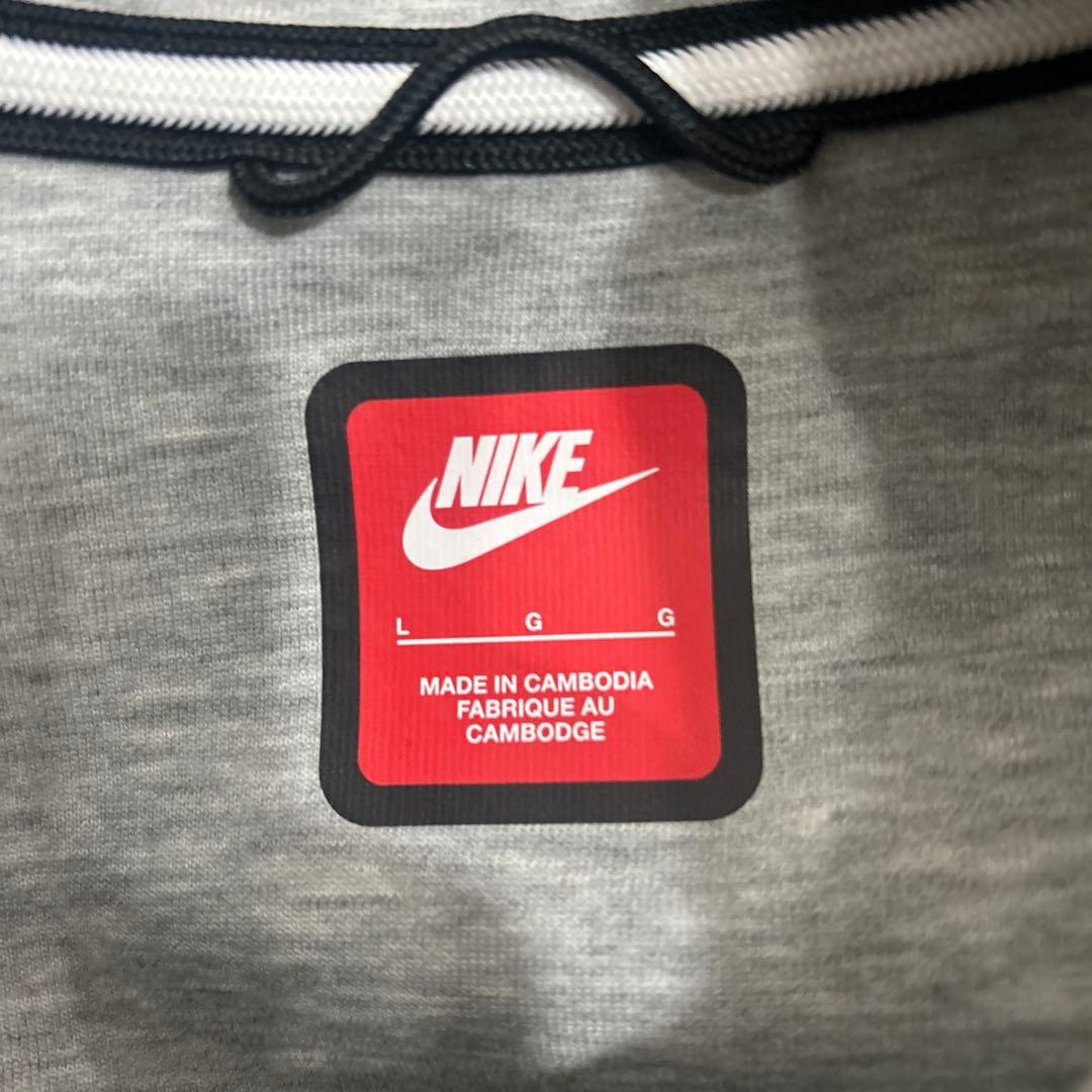 Nike グレー フルジップパーカーとスウェットパンツセット　チャック破損あり