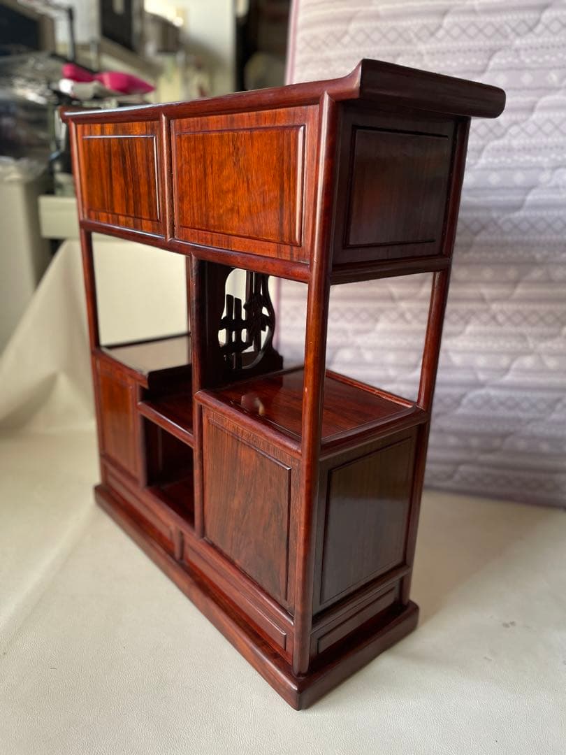 螺鈿細工 小ぶり 茶箪笥 飾り棚 段違い茶壷棚 和風飾り棚 透かし彫り