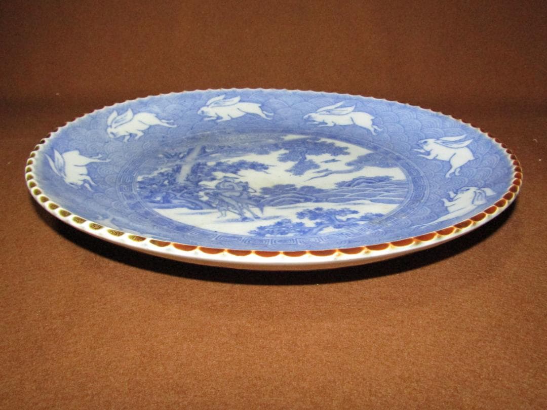 珍品！【染付印判　八羽の兎・人物図　一尺イゲ皿】伊万里