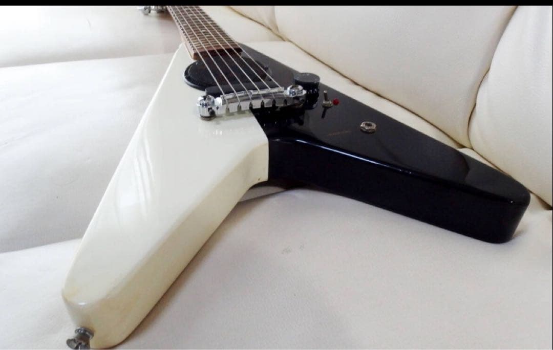 ◇K GARAGE SFV-180 フライングV アンプ内臓ミニギター