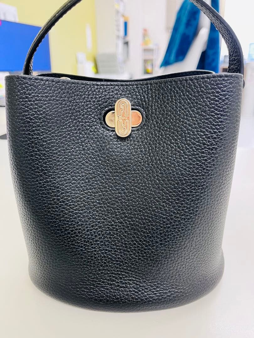 FURLA ブラック レザーバケットバッグ