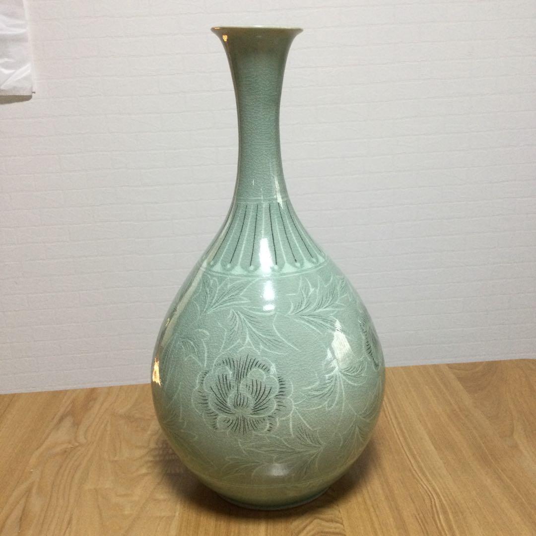 ☆値下げ！花瓶 壺 青磁色 薄い緑色 花柄で素敵！