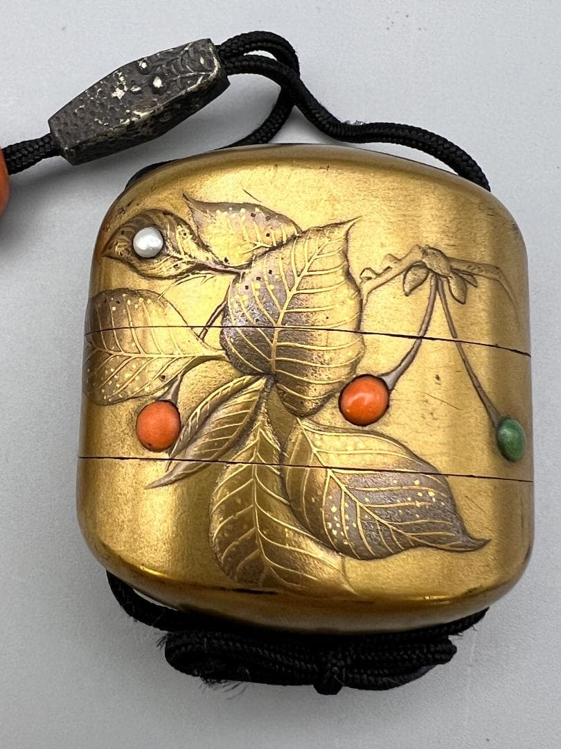 蒔絵三段印籠 在銘 花草蒔絵 金梨地 珊瑚翡翠真珠象嵌 牙根付 本珊瑚 緒締