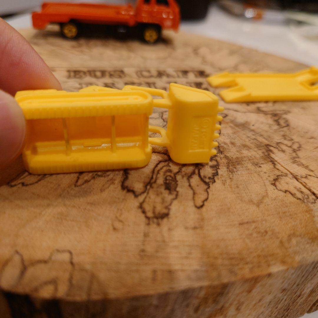 赤箱トミカ 56　UDトラックス コンドルブルドーザーキャリア　日本製