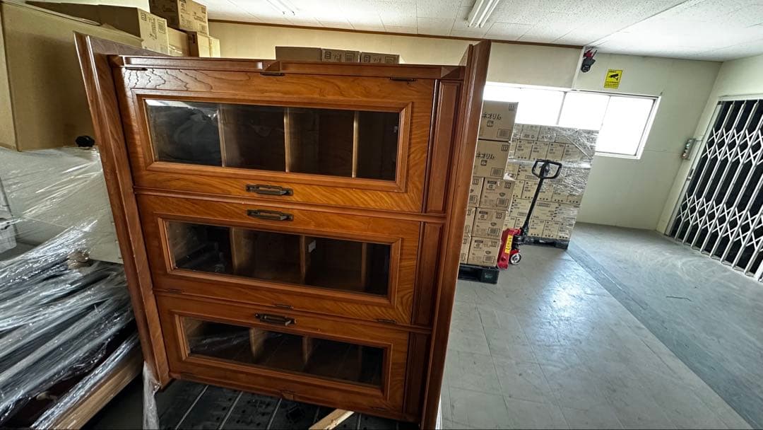 年代物 40前のビンテージ家具、木製ガラス扉キャビネット 引き取り限定