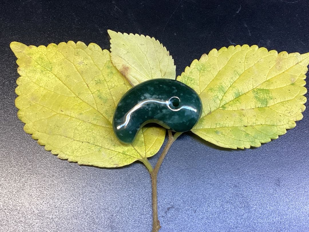 糸魚川翡翠【入りコン沢】勾玉 今年2度目の大当たり特大原石より極上高