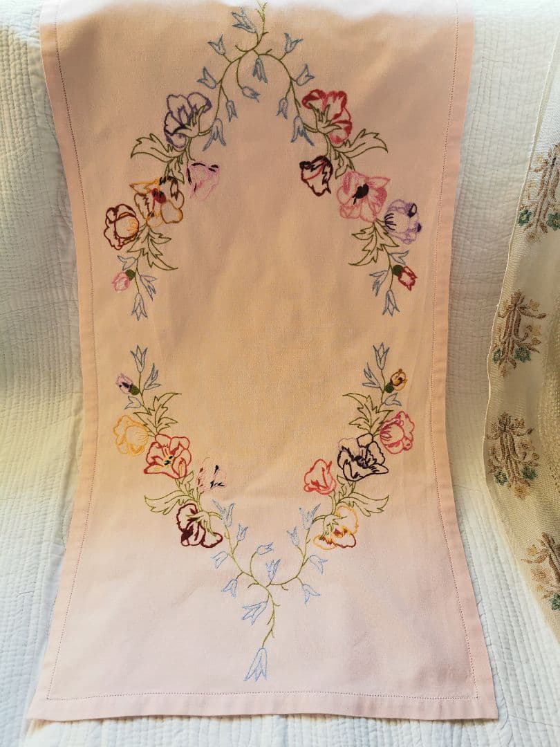 アンティーク フランス コーラルピンク 野の花の色糸刺繍 リネンクロス