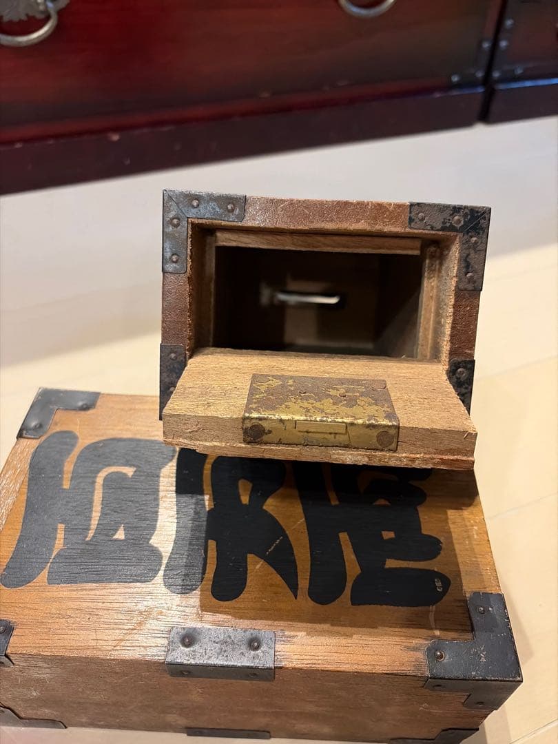 野村證券 百万両貯金箱【木製】第1136番＆第1846番（推定）