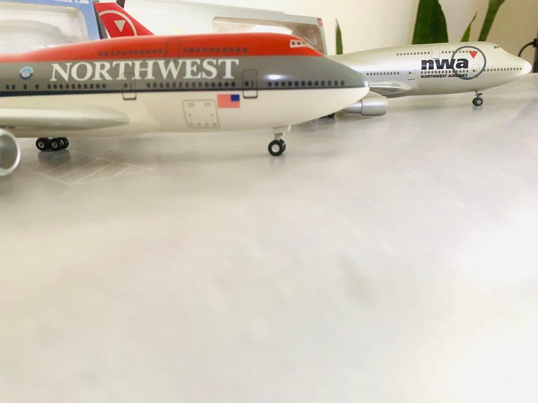 ホーガン製1／200NWA／B747－400新旧塗装2機セットプラ