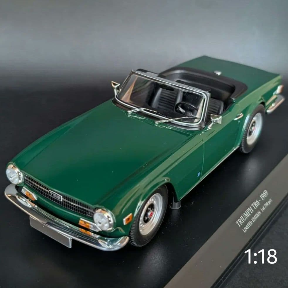 ミニチャンプス 1/18 TRIUMPH TR6 1969 ダークグリーン 1/18 Minichamps 1969 Triumph TR6 Roadster LHD (Dark Green) Car