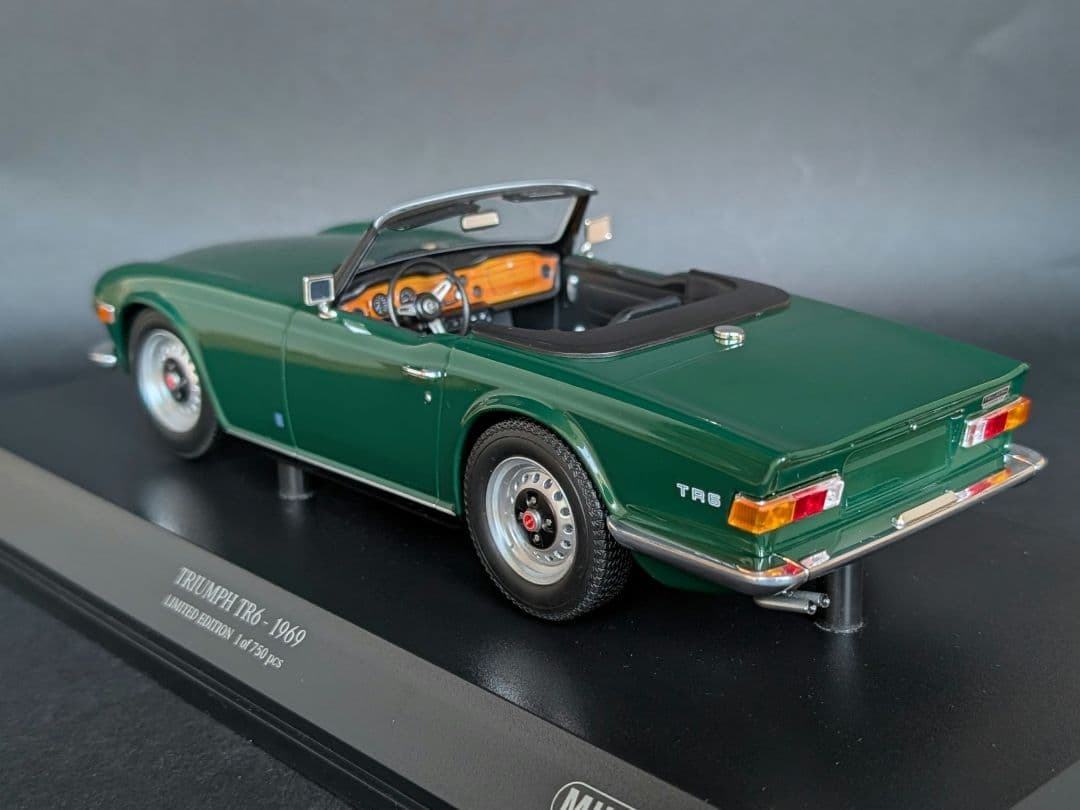 ミニチャンプス 1/18 TRIUMPH TR6 1969 ダークグリーン - メルカリ