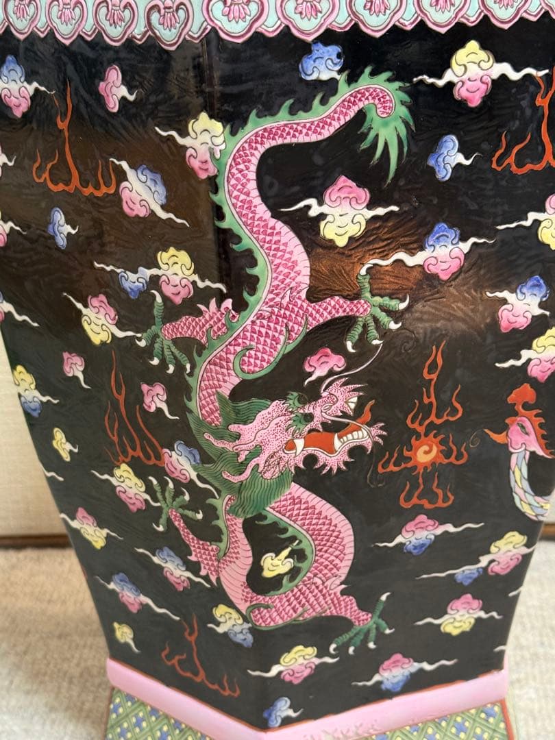 中国　大清乾隆年製銘　黒地粉彩龍鳳紋角瓶　左　高さ47.0cm 送料込み0106