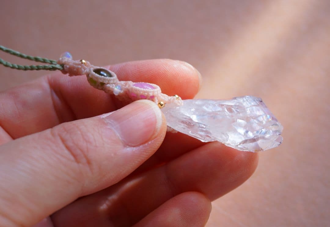 《春の妖精》ピンクアメジスト原石　ペリドット　ルビー　マクラメ　ネックレス