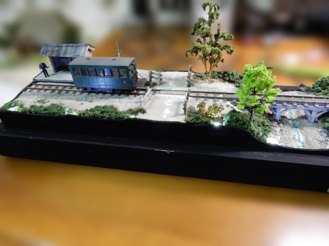 HOe（ナローゲージ）の 鉄道ジオラマ ホーム待合所、橋付き