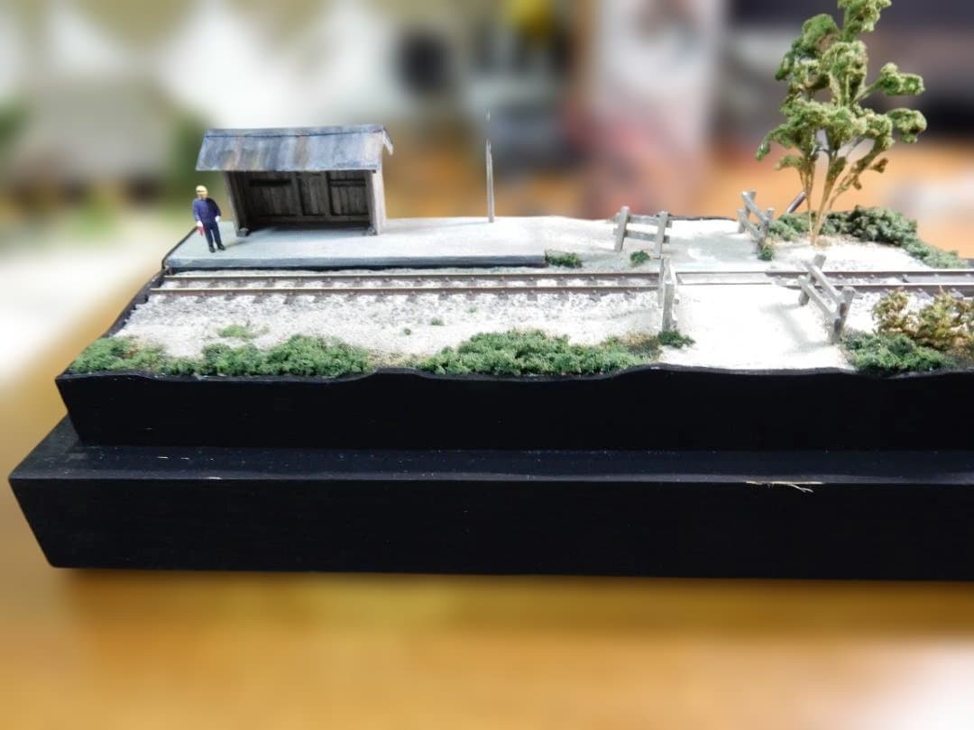 HOe（ナローゲージ）の 鉄道ジオラマ ホーム待合所、橋付き