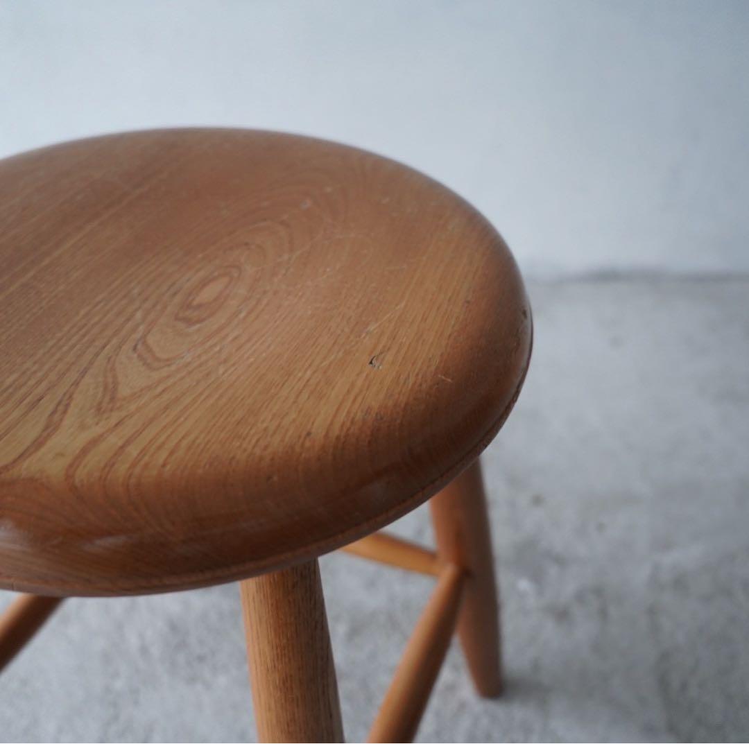 丸座面のスツール