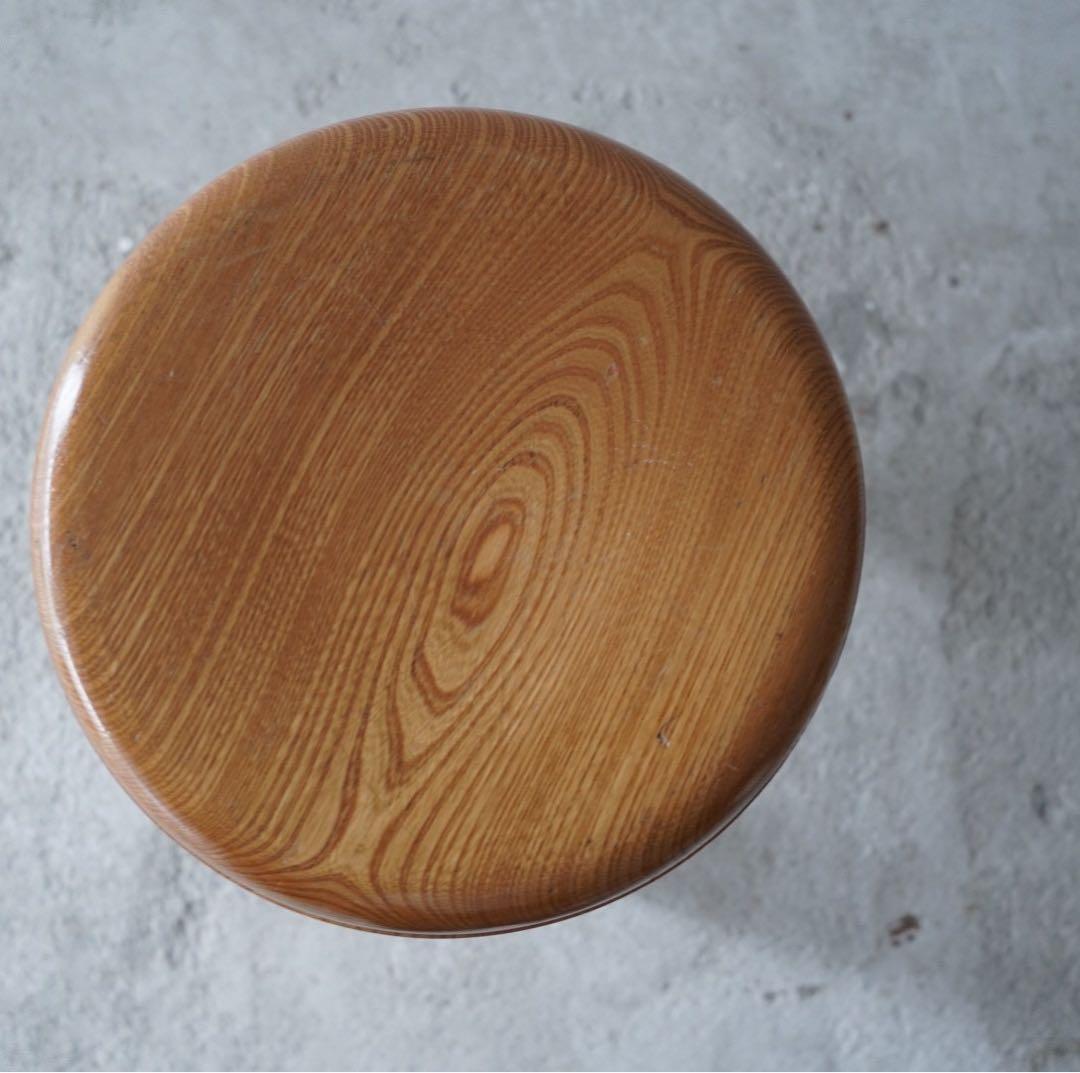 丸座面のスツール