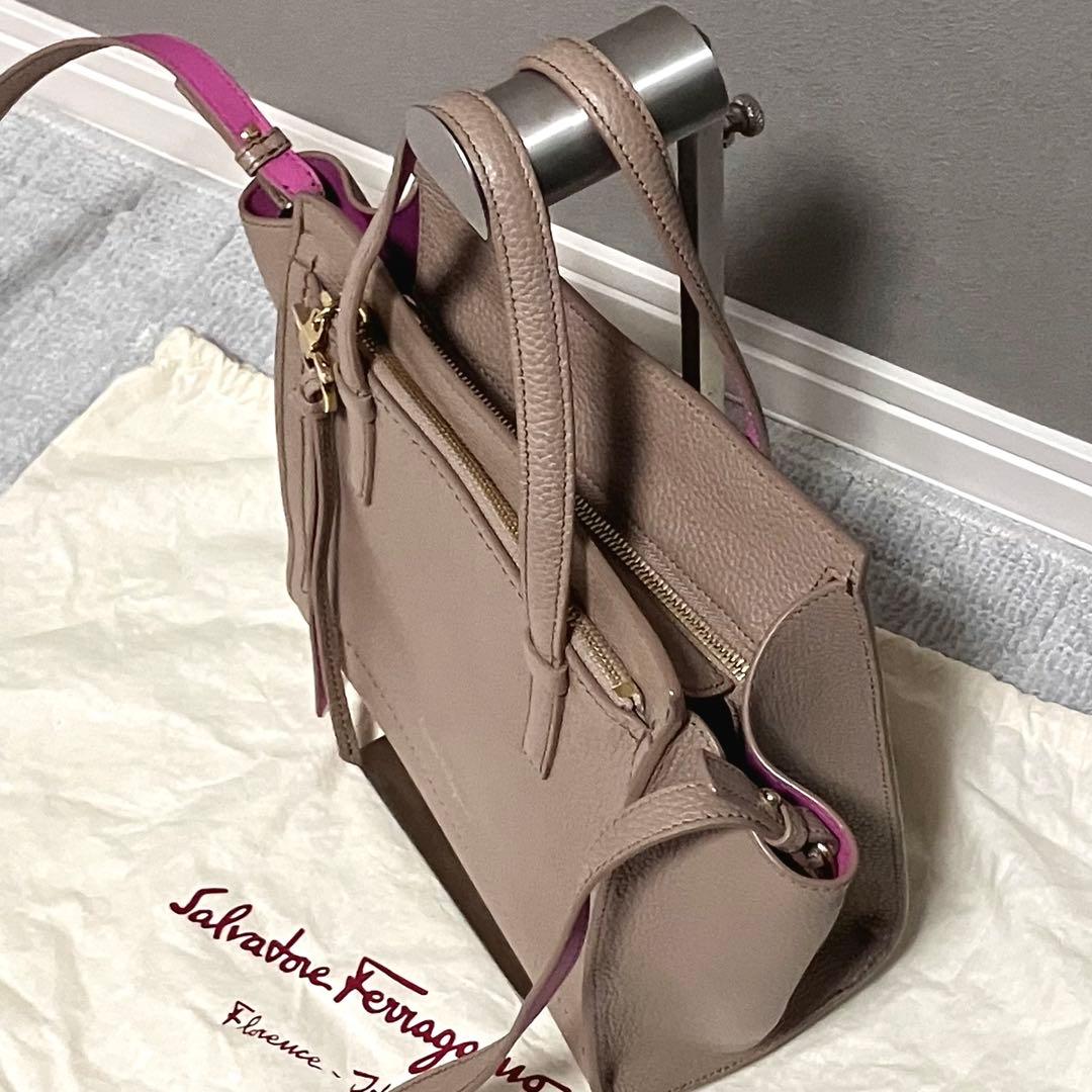 フェラガモ［エイミー］ハンドバッグ　ショルダー　カーフレザー　ガンチーニ　金具
