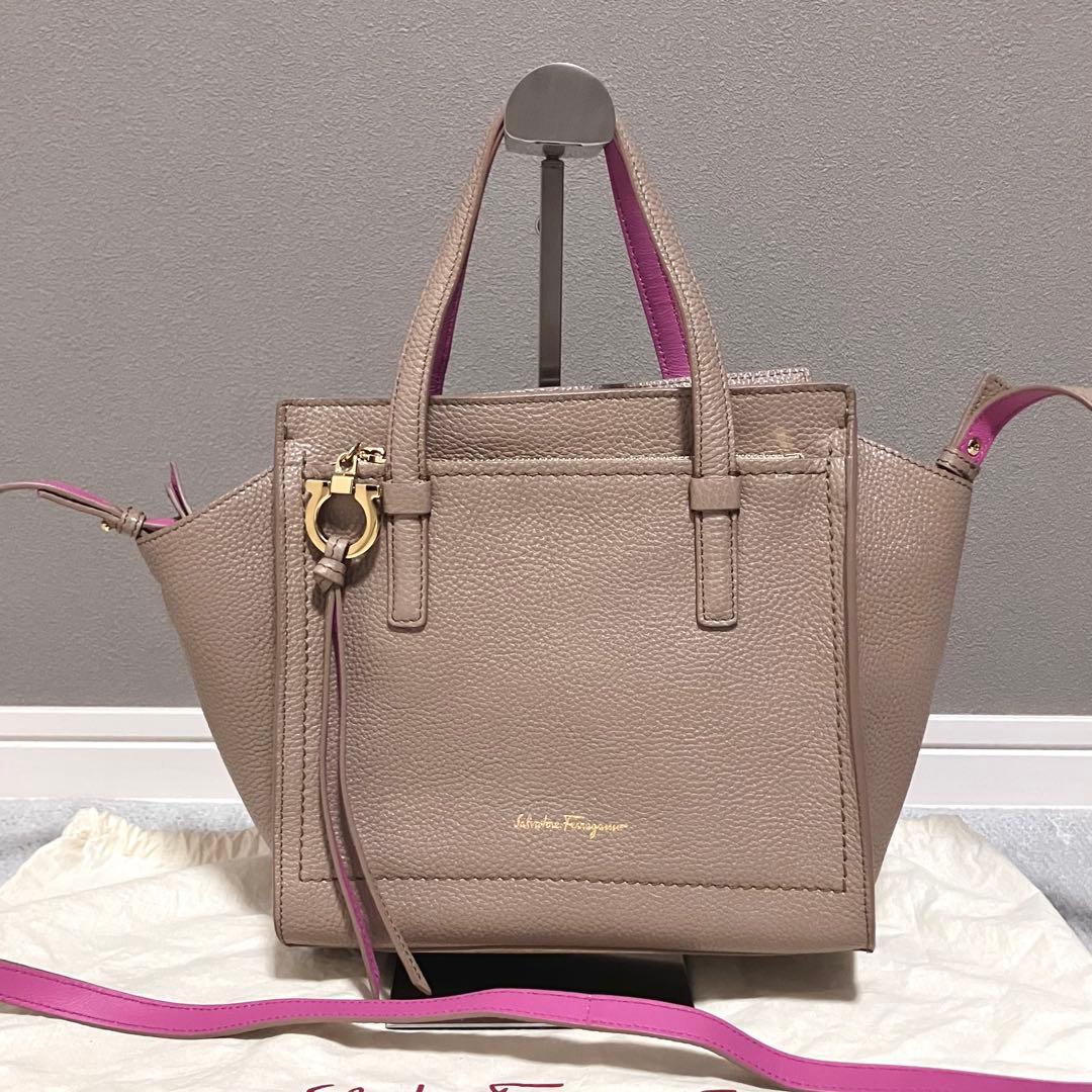 フェラガモ［エイミー］ハンドバッグ　ショルダー　カーフレザー　ガンチーニ　金具