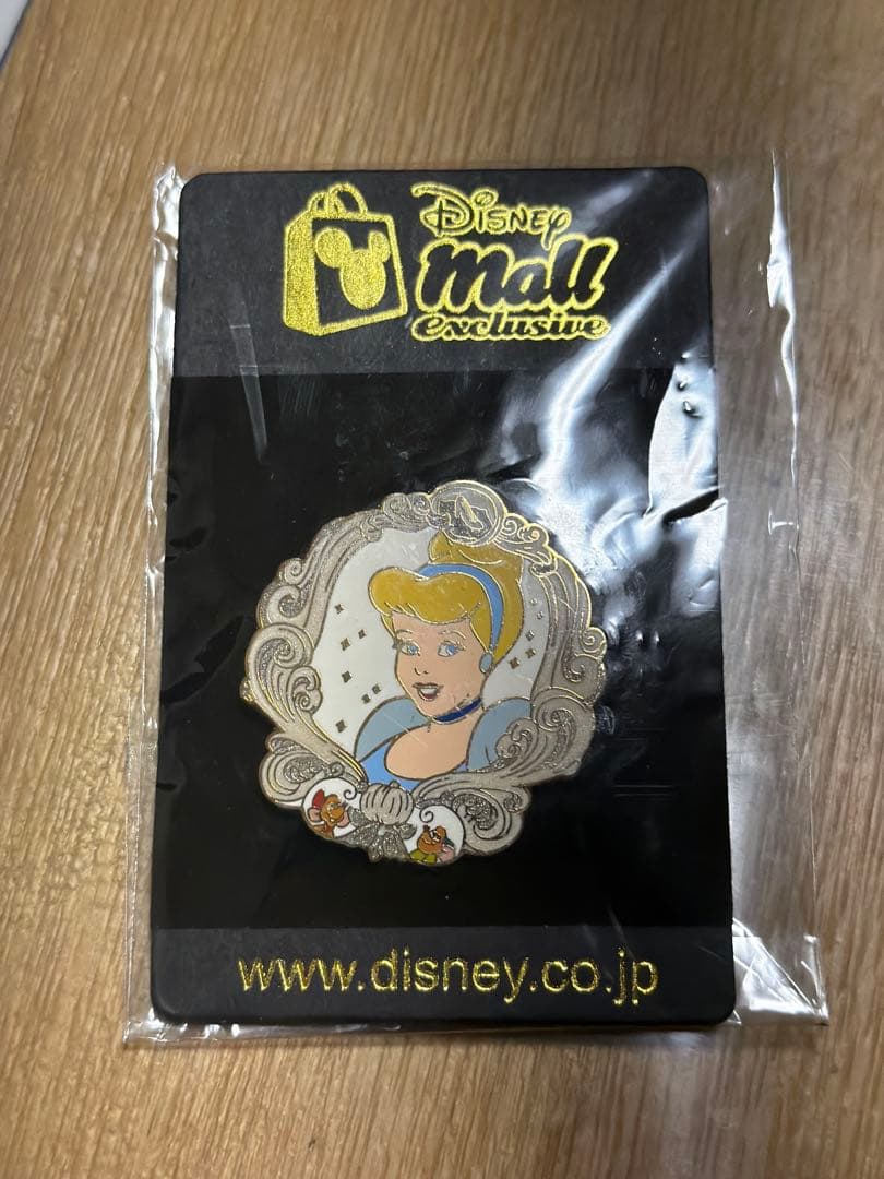 Disney Mall Exclusive シンデレラ ピンバッジ 限定版200 Disney Mall Exclusive シンデレラ ピンバッジ 限定版200 - メルカリ