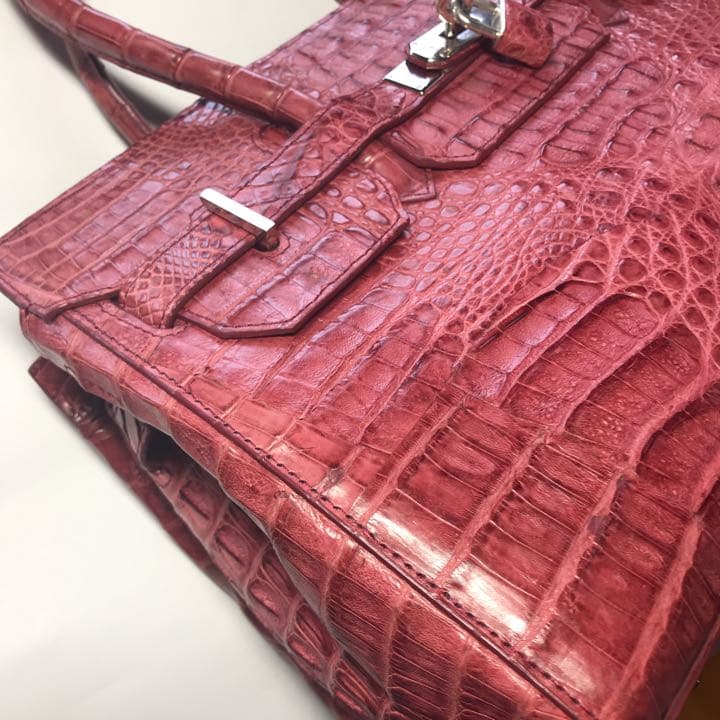 最終お値下げ❗️美品 クロコのハンドバッグ ピンク寄りの赤
