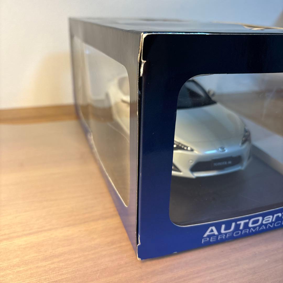 オートアート　トヨタ　86 1/18 ミニカー　ホワイト