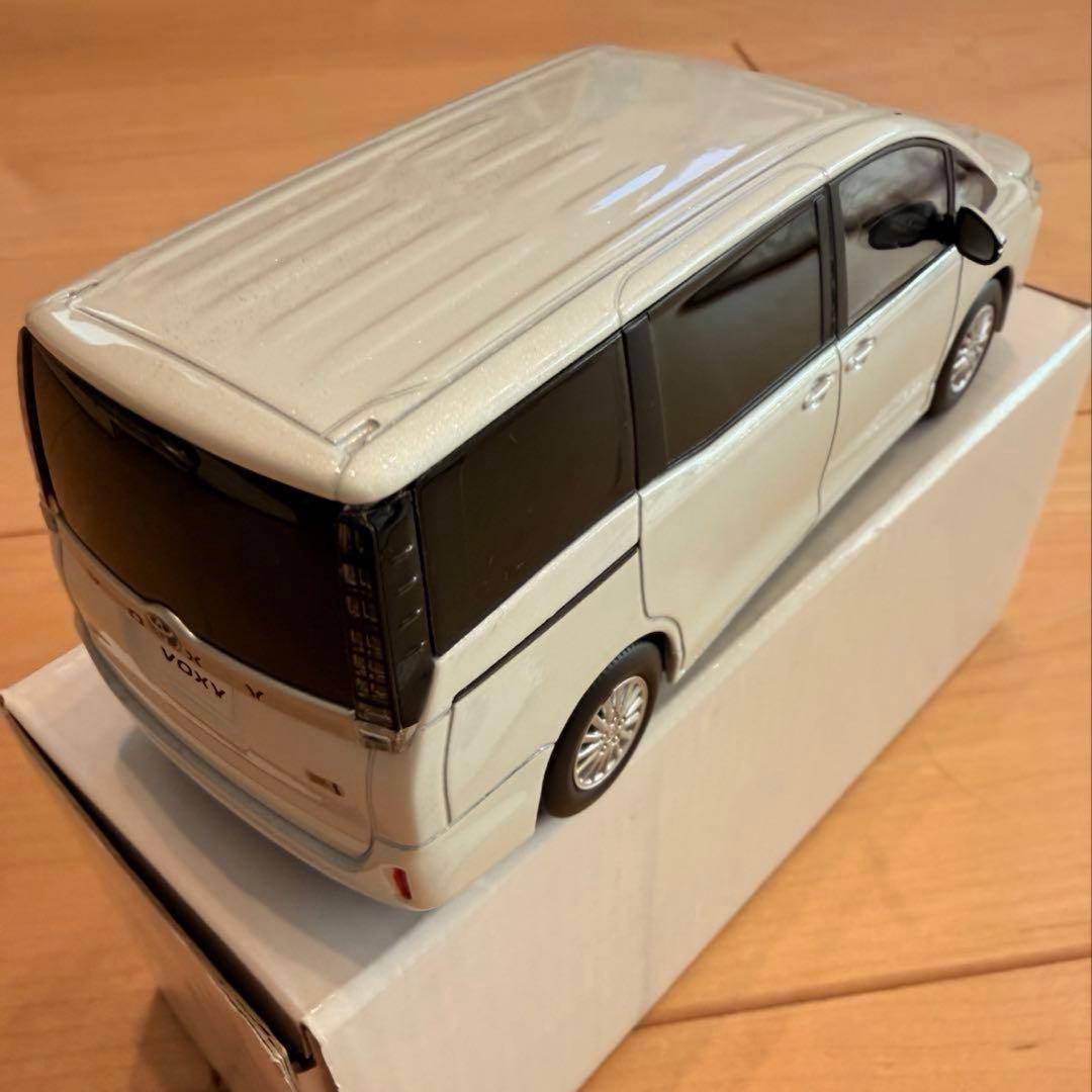 ク*ー様 未使用品 トヨタ カラーサンプル ミニカー ヴォクシー 80系 前期