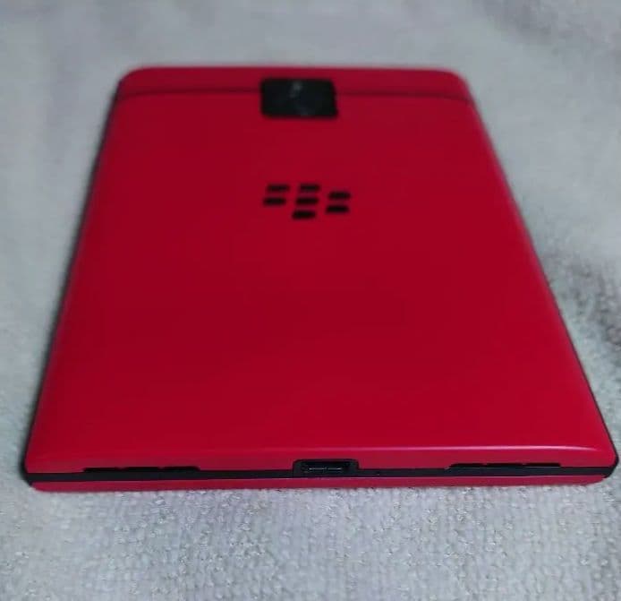 BlackBerry Passport レッド ASCII.jp：高貴なレッドモデル登場