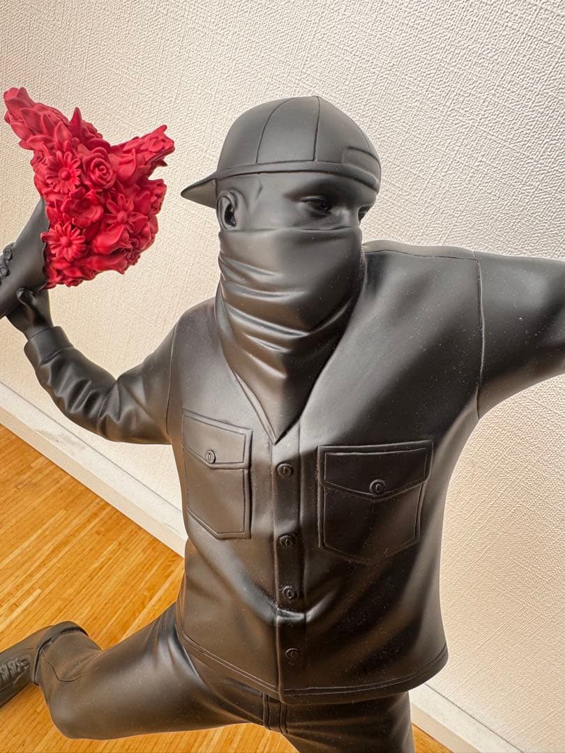 メディコムトイ　フラワーボンバー　バンクシー風ストリートアートフィギュア