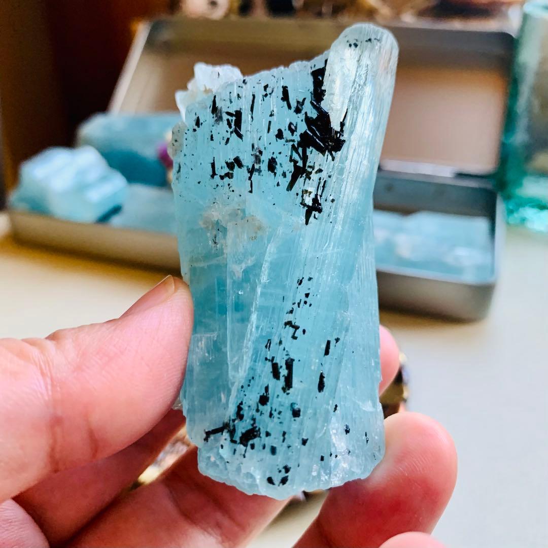 蝕像アクアマリン・バー4原石/巨大結晶/鉱物標本/ブラックトルマリン付/虹入り 蝕像アクアマリン・バー4原石/巨大結晶/鉱物標本/ブラックトルマリン付