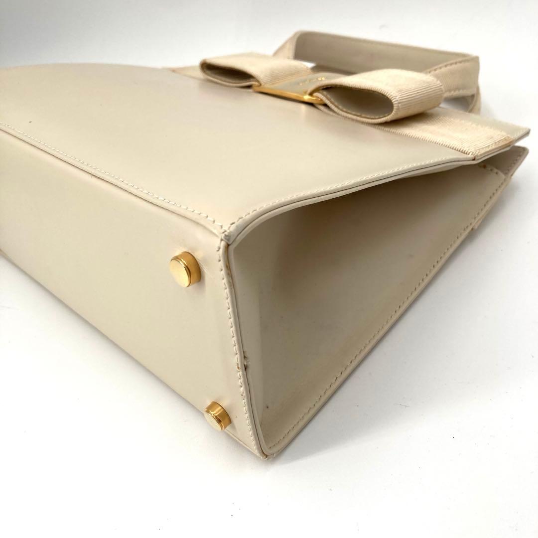 サルヴァトーレフェラガモ ヴァラ 2way レザー ハンドバッグ オフホワイト