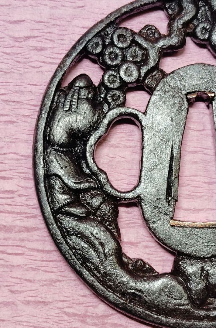 刀装具 鐔 鍔 在銘 友長 鉄地 松 人物図透かし 丸形鐔 時代物