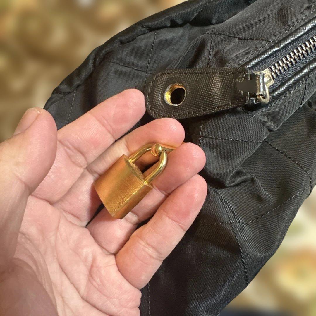 PRADA ブラック キルティング ショルダーバッグ