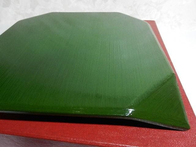 「隅折木製漆器四方盆」（茶道具菓子器？、およそ一辺２２㌢、重さ１３５ｇ）」