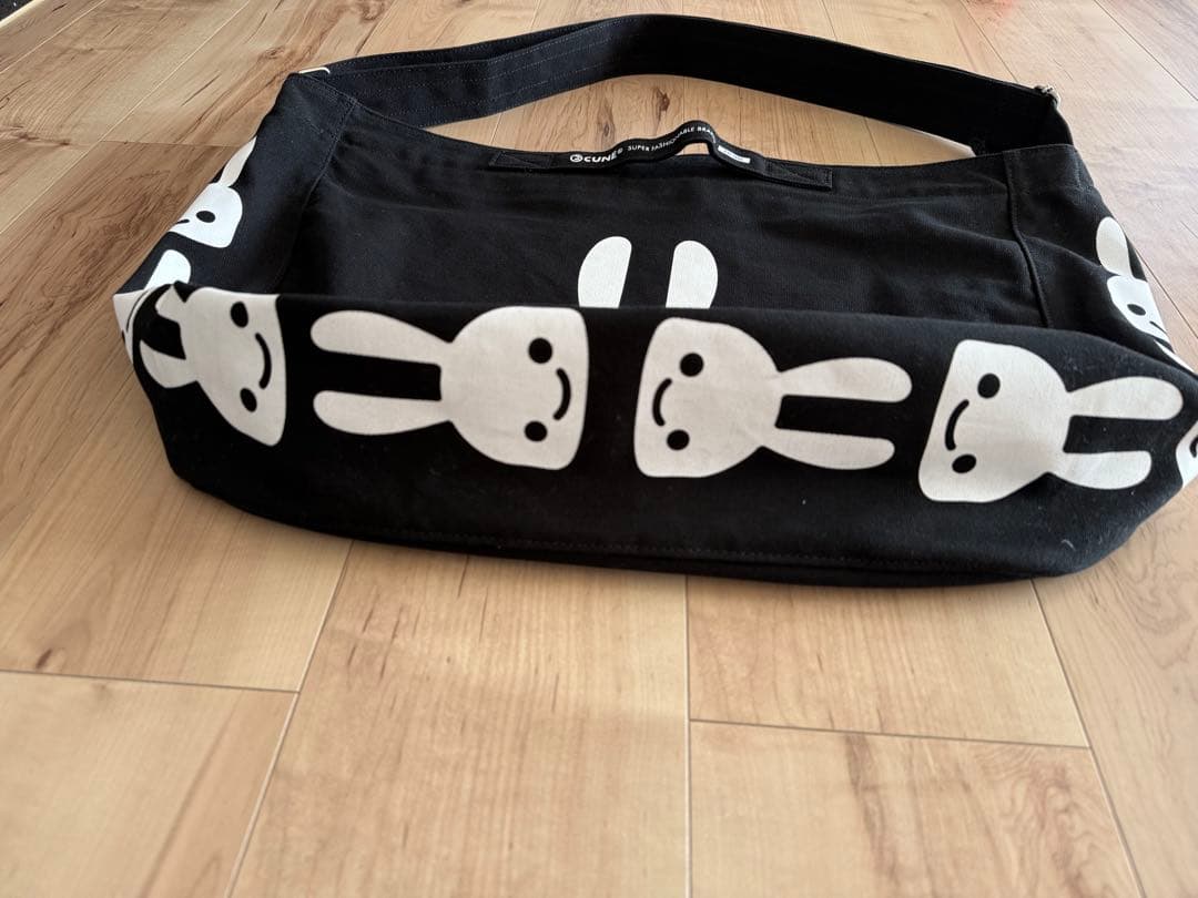 キューン　デザイン ショルダーバッグ　男女兼用