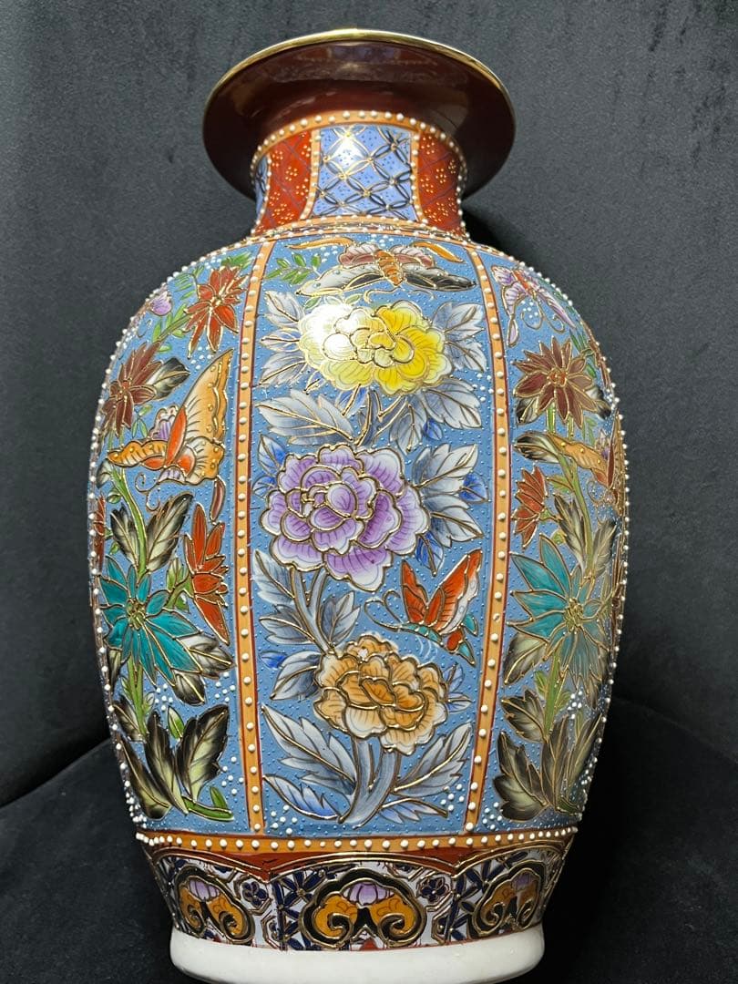 多色彩の花と蝶の陶器花瓶