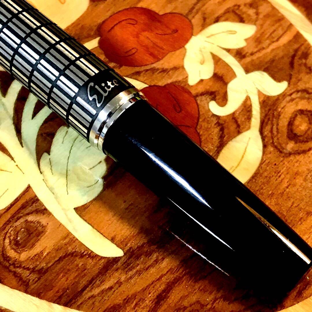 ☆超お勧め☆美しいパイロットエリート万年筆格子柄（M)☆希少品