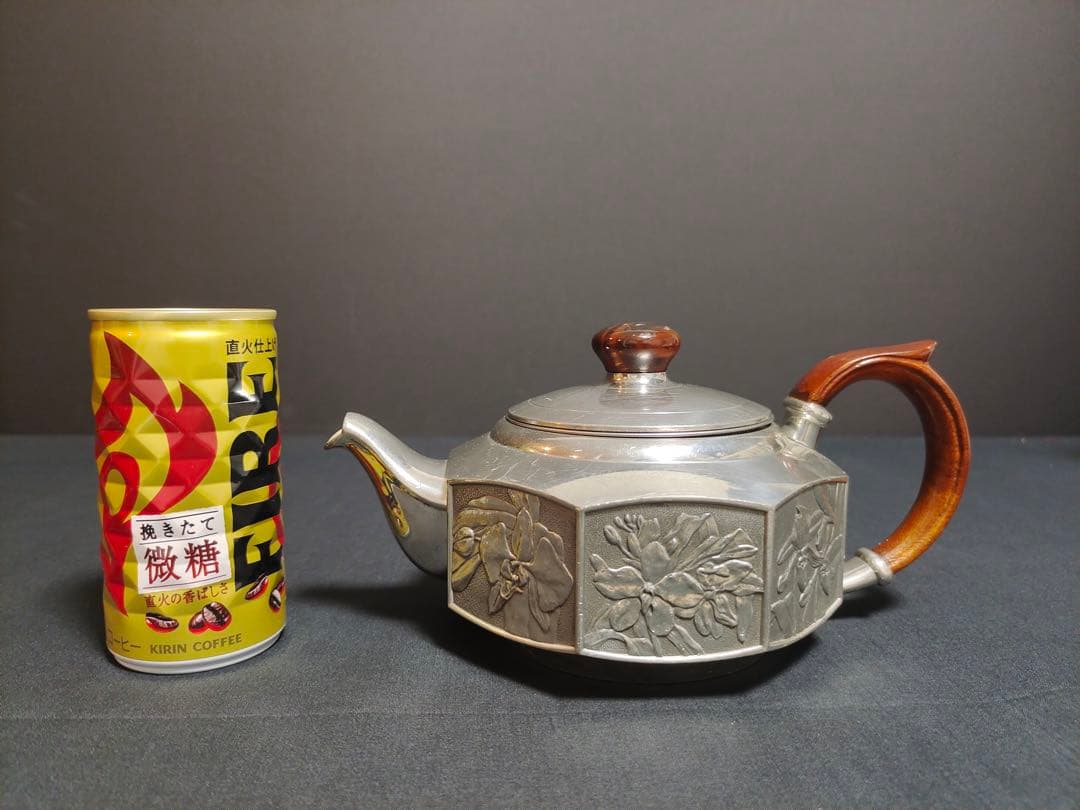 ロイヤル・セランゴール 手仕上げの花柄ピューターティーポット（木製