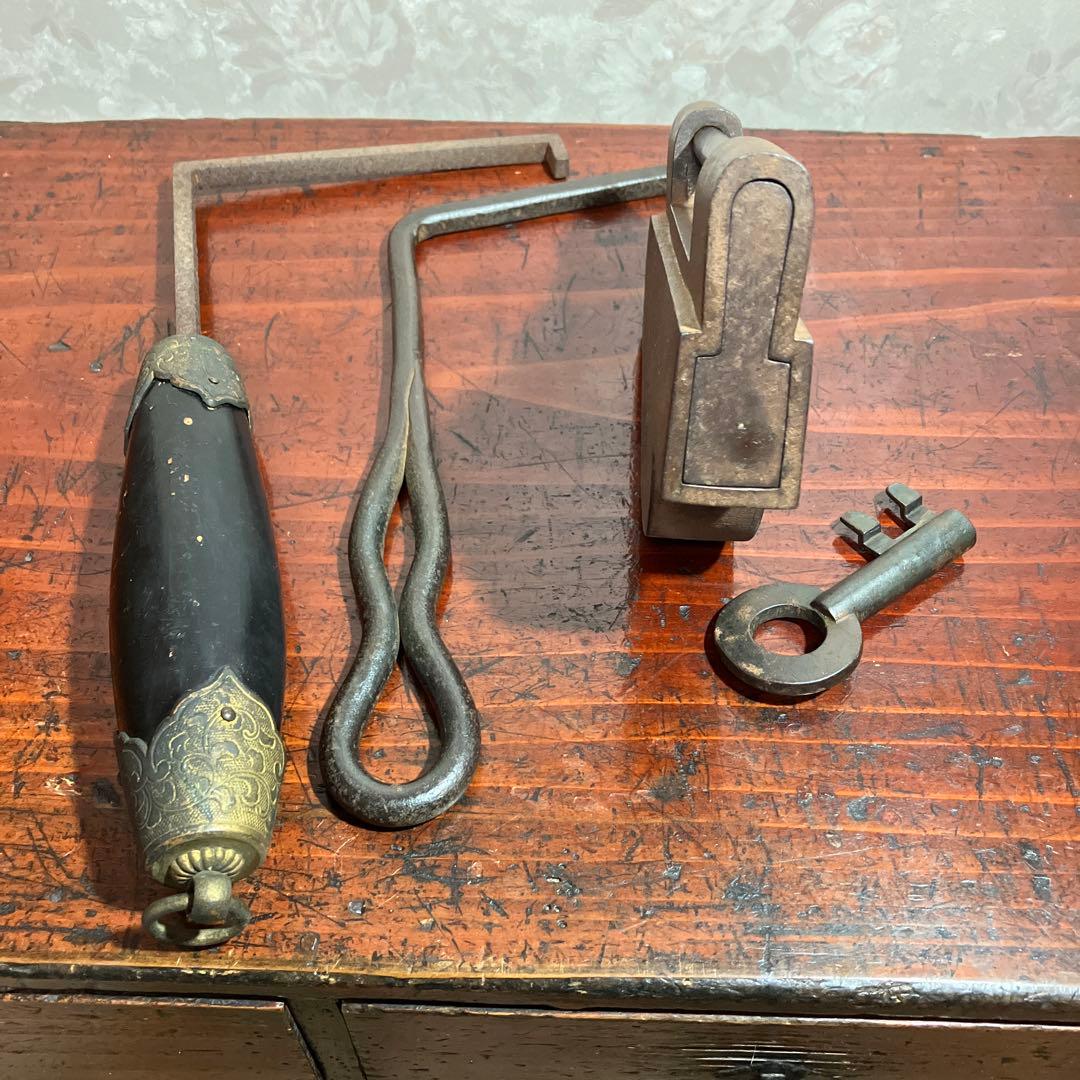 古い蔵戸の鍵付き錠前、落とし鍵など3点