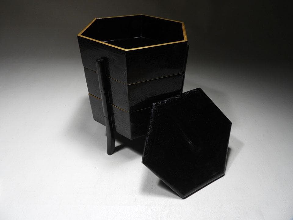 ●旧家名品 三つ重ね 亀甲形 菓子重箱 華やかな菊尽くし 美品 明治 大正 箱付