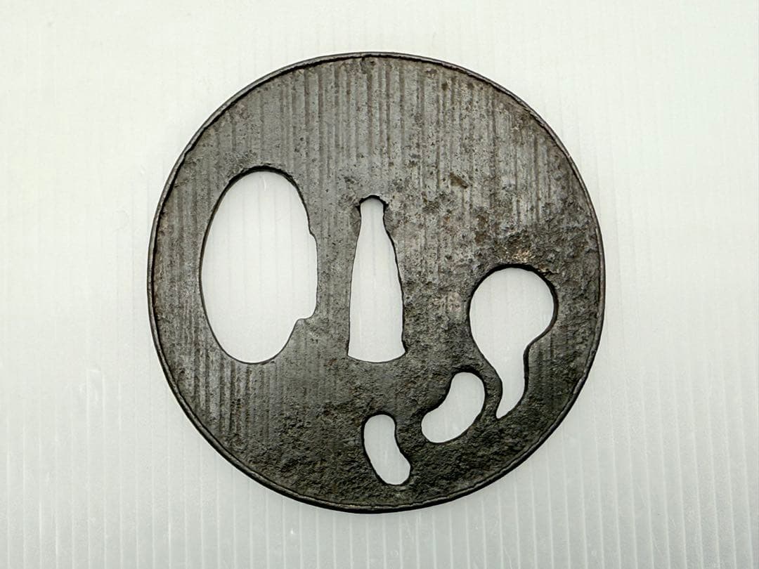 日本刀 刀剣 刀装具 無銘 鍔 《約85×84×3mm・93g》 座布団・木箱付