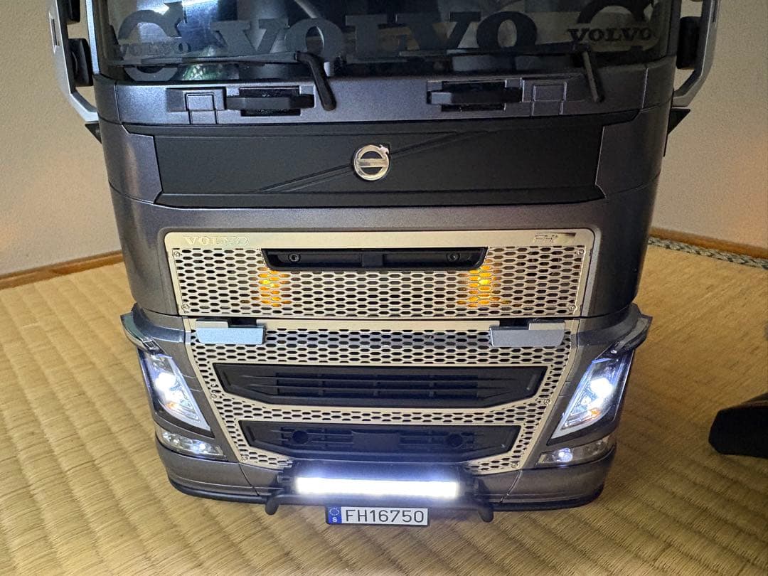 タミヤ　1/14 トレーラーラジコン　VOLVO FH16 グローブトロッター