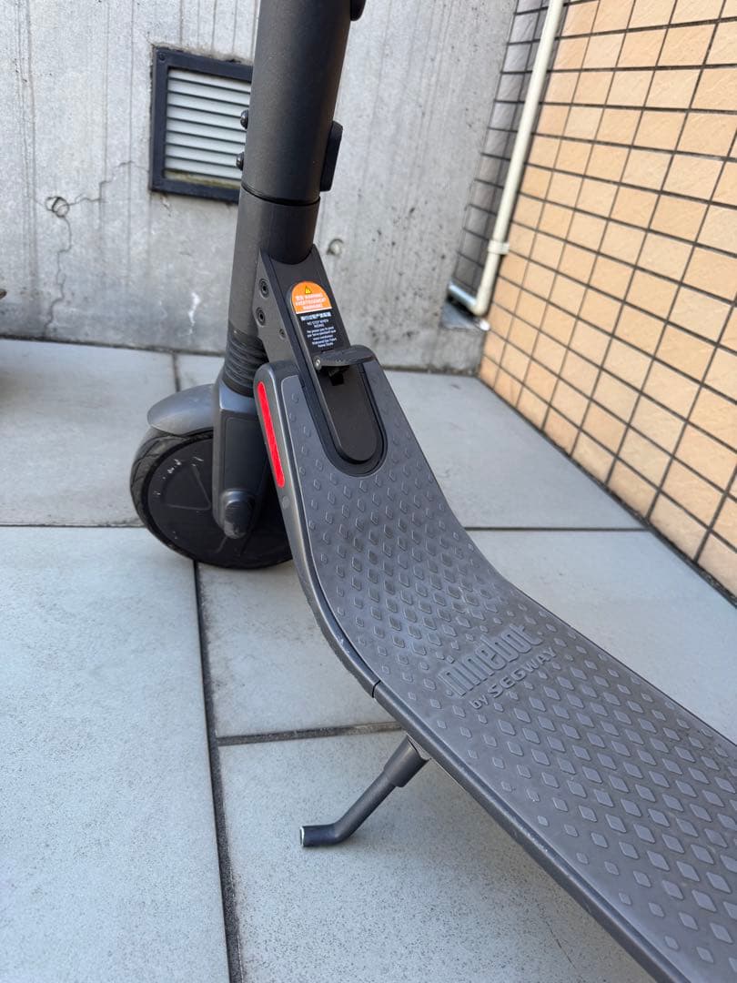 折りたたみ式グレーキックボード　Ninebot by Segway キックボード