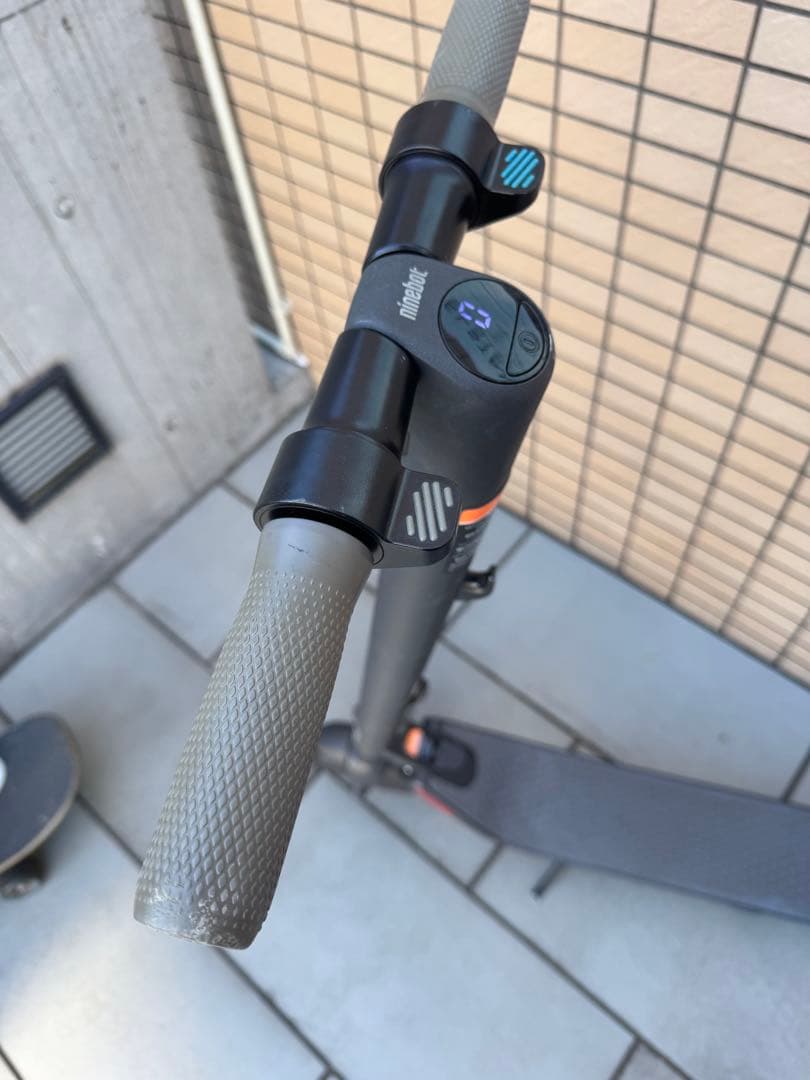 折りたたみ式グレーキックボード　Ninebot by Segway キックボード