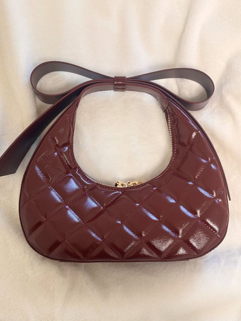 チャールズアンドキース クレセントバッグ